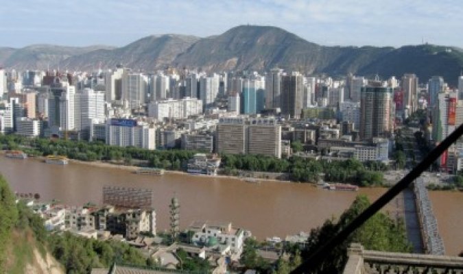 Chinezii mută munţii pentru a construi un zgârie nori